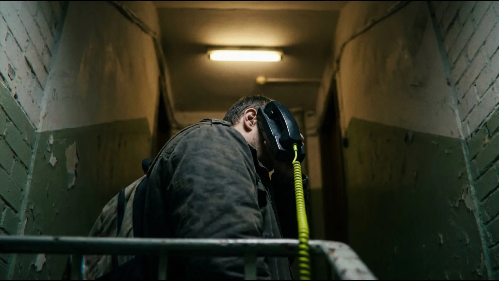 En person, der holder en telefon mod øret i en trappeopgang